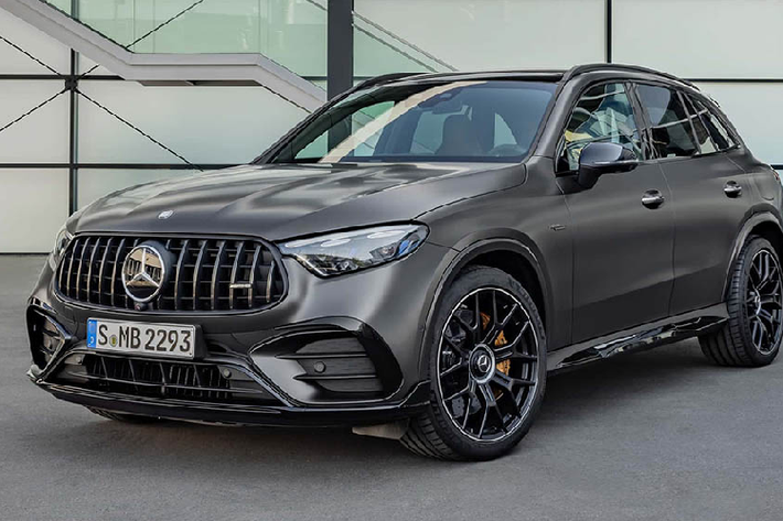 Trong đó, phiên bản tiêu chuẩn AMG GLC 43 sẽ được trang bị động cơ I4 2.0L tăng áp kép, tích hợp hệ thống mild hybrid - cho công suất 416 mã lực và thêm 13 mã lực bổ sung từ hệ bộ khởi động điện ISG ở giai đoạn xe đề pa tốc độ thấp. Xe sở hữu hộp số tự động 9 cấp ly hợp kép tương tự đàn anh AMG E63, hệ dẫn động hai cầu 4Matic trứ danh, hệ thống treo khí nén AMG Ride Control với phuộc thích ứng và khả năng đánh lái bánh sau.