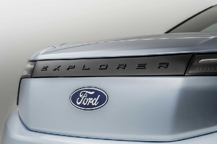 Ford Explorer EV được trang bị bảng kỹ thuật số 5 inch hiển thị dữ liệu lái, dung lượng pin và tình trạng các tính năng hỗ trợ tự động. Ngoài ra, Ford Explorer EV còn có một bàn di chuột haptic tiện dụng ngay dưới màn hình trung tâm để điều khiển các tính năng bao gồm âm lượng hệ thống âm thanh hay các công nghệ hỗ trợ lái.