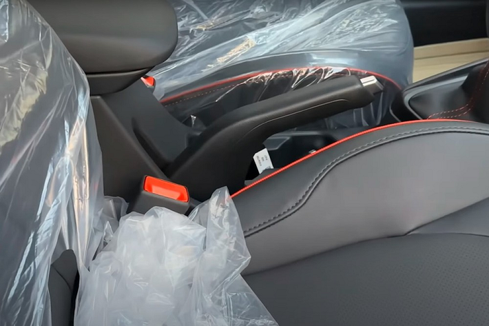 Không chỉ nhiều tính năng tiện nghi, chiếc Hyundai Accent 2023 bản cao cấp này còn đi kèm hàng loạt tính năng an toàn như 6 túi khí, cảm biến hỗ trợ đỗ xe trước/sau, camera lùi, hệ thống hỗ trợ khởi hành ngang dốc, cân bằng điện tử và cảnh báo áp suất lốp. Tuy nhiên, xe vẫn dùng phanh tang trống phía sau.