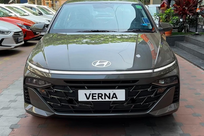 Bên trên lưới tản nhiệt còn có thêm khe gió hẹp, được chia thành 4 ngăn. Logo của hãng Hyundai không được tích hợp trong lưới tản nhiệt mà nằm trên nắp ca-pô.