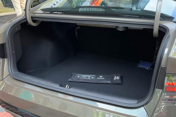 Nguồn sức mạnh của chiếc sedan cỡ B này là động cơ xăng 4 xi-lanh, tăng áp, phun xăng trực tiếp, dung tích 1.5L với công suất tối đa 160 mã lực cùng mô-men xoắn cực đại 260 Nm. Động cơ đồng hành với hộp số sàn 6 cấp và tiêu thụ lượng xăng trung bình 20 km/lít (5 lít/100 km).