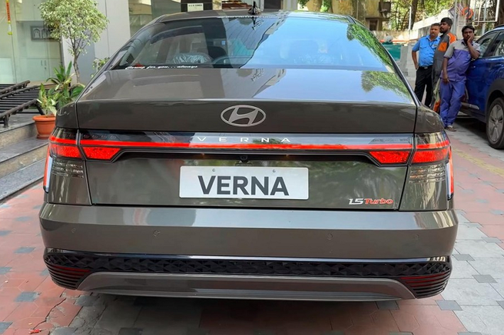 Trên cửa cốp còn có thêm logo 1.5 Turbo như dấu hiệu nhận biết cho phiên bản dùng động cơ tăng áp. Bên trong chiếc Hyundai Accent 2023 phiên bản SX (O) Turbo này là không gian nội thất bọc da màu đen với những điểm nhấn màu đỏ như đường viền chỉ trên ghế, vô lăng và cần số.