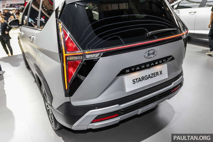 Phần viền bảng đồng hồ đã được làm thấp xuống. Các trang bị nổi bật trên Hyundai Stargazer X có: hệ thống âm thanh Bose (trên bản Prime cao nhất), bảng đồng hồ kỹ thuật số giống Creta, phanh tay điện tử, bộ sạc điện thoại không dây và Apple CarPlay / Android Auto không dây,…