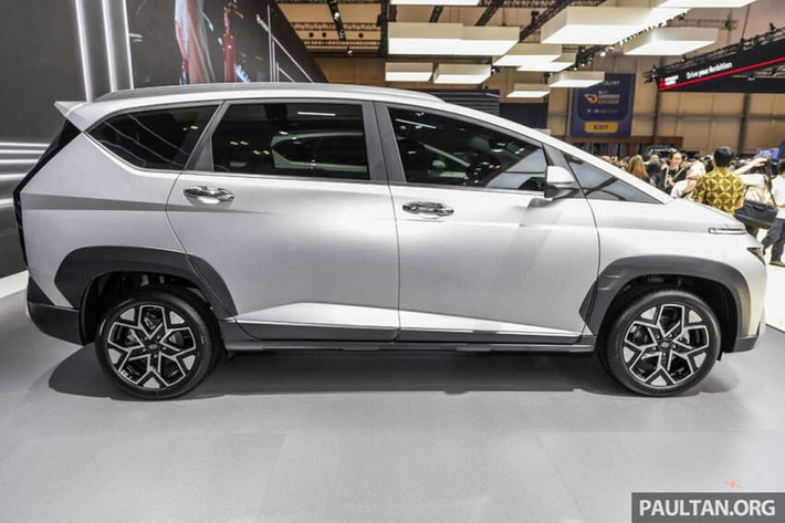 Nhìn ngang hông xe, mẫu xe MPV Hyundai Stargazer X có hốc bánh mở rộng và ốp nhựa màu đen, được nối với nhau bằng một đường viền màu đen chạy dọc theo chiều dài cơ sở. Mâm xe của Hyundai thường được thiết kế một cách tỉ mỉ, có thể thấy điều này qua họa tiết hoa hai tông màu trên bộ vành 17 inch, được bao bởi bộ lốp Goodyear 205/55. Đáng chú ý, trên nóc xe còn xuất hiện thêm thanh chằng đồ.