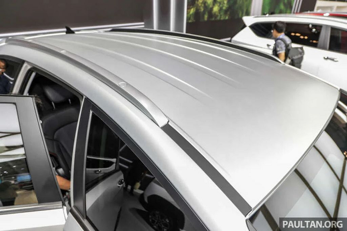 Bên trong cabin, Hyundai Stargazer X có hệ thống ghế ngồi bọc giả da mới với đường chỉ khâu màu đỏ làm điểm nhấn và hoa văn ở phía trên bên phải của lưng ghế.