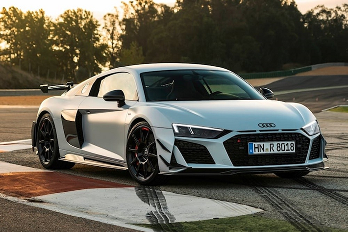 Audi R8 Trong top xe ôtô động cơ V10, Audi R8 mang thiết kế thể thao nhưng không kém phần thời trang, năng động. "Trái tim" của Audi R8 là động cơ V10 5.2L, tạo ra công suất tối đa 562 mã lực và mô-men xoắn cực đại 406 Nm. Nhờ đó, xe chỉ mất 3,4 giây để tăng tốc từ vị trí xuất phát lên 97 km/h trước khi đạt vận tốc tối đa 330 km/h.