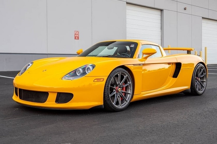Porsche Carrera GT Nhắc đến xe sử dụng động cơ V10 không thể bỏ qua Porsche Carrera GT. Mẫu xe này được chế tạo từ năm 2006 đến 2008 với động cơ V10 ban đầu dự kiến dành cho đội đua Footwork Formula One và sau đó được sử dụng cho xe đua nguyên mẫu Le Mans.