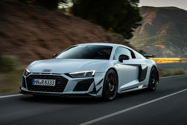 Ngoài ra, Audi còn nâng cấp cả hệ thống treo của R8 V10 mới, mang đến sự ổn định và chính xác hơn cho người lái. Bên cạnh đó là hệ thống phanh gốm-carbon, kết hợp với thanh ổn định phía trước bằng nhôm gia cố sợi carbon, giúp xe giảm tốc tốt hơn. Hệ thống trợ lực lái và hệ thống ổn định điện tử của xe cũng được cân chỉnh lại.