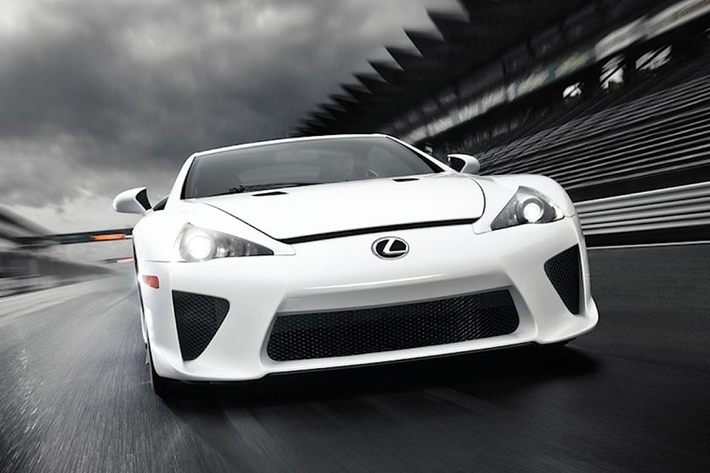 Lexus LFA Mẫu xe Lexus LFA đến từ Nhật Bản nổi bật với thiết kế thể thao và động cơ V10 đặt ở phía trước, cho công suất cực đại 533 mã lực được phát triển cùng Yamaha. Xe có thể chuyển từ trạng thái không tải sang tua máy 9.000 vòng/phút chỉ trong 0,6 giây. Ngoài ra, mẫu xe này còn đi kèm nhiều công nghệ tiên tiến được tích hợp ở khung gầm bằng nhựa gia cố sợi carbon (CFRP).