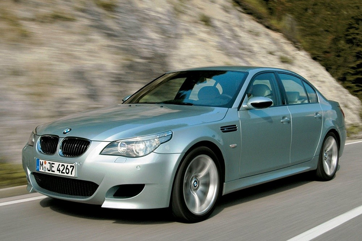 BMW M5 (thế hệ E60) BMW M5 là mẫu sedan sản xuất đại trà đầu tiên được trang bị động cơ V10, đi kèm là hộp số 7 cấp, tạo ra công suất tối đa 500 mã lực tại tua máy 7.750 vòng/phút. Đây không phải là một thông số kỹ thuật ấn tượng đối với xe sử dụng động cơ V10, nhưng M5 lại là mẫu ô tô có tốc độ và khả năng phản ứng nhanh nhất mà BMW từng tạo ra.