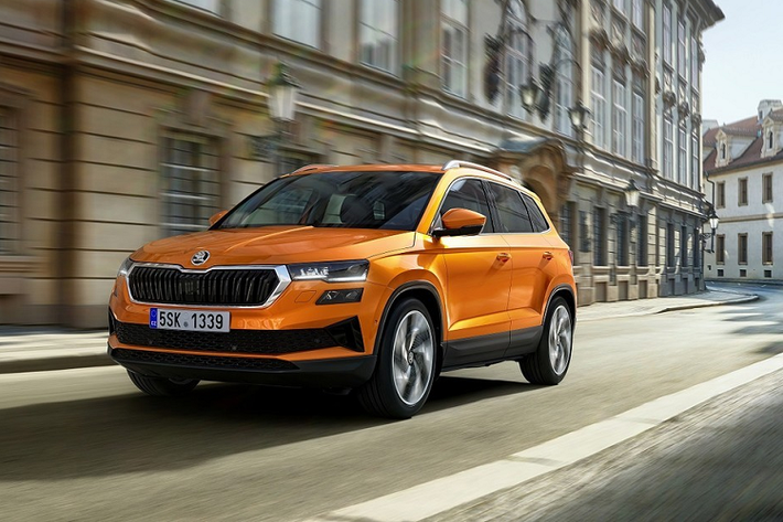 Trong 4 mẫu xe Skoda bán tại Việt Nam trong năm nay thì Kodiaq là mẫu xe lớn nhất, thuộc phân khúc SUV/Crossover hạng C+/D- dùng chung khung gầm với Tiguan Allspace. 2 mẫu xe này có kích thước nhỏ hơn một chút so với Hyundai Santafe và KIA Sorento cùng chiều dài cơ sở cũng ngắn hơn.
