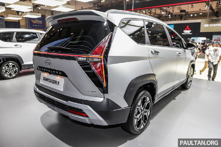Cụ thể, Hyundai Stargazer X được trang bị lưới tản nhiệt có thiết kế thể thao hơn và cản trước cải tiến, đi kèm ốp màu bạc dày dặn hơn bao quanh hốc gió trung tâm. Tiếp theo đó nắp ca-pô với những đường dập gân nổi bật hơn. Tương tự đầu xe, khu vực bên sườn cũng được thay đổi so với bản thường, thể hiện qua nẹp nhựa màu đen ở hốc bánh và trên cửa, baga nóc hay bộ vành la-zăng hợp kim với thiết kế đa chấu, phay xước 2 màu mới.