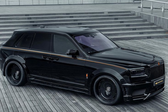 Ngoại hình của chiếc Rolls-Royce Cullinan siêu sang vốn đã sang trọng nay còn trở nên ngầu hơn khi qua tay những người thợ của xưởng Absolute. Cụ thể, chiếc Cullinan được bổ sung bộ bodykit thân rộng bao gồm ốp hông, ốp vòm bánh xe và một số phụ kiện ở phía trước và phía sau.