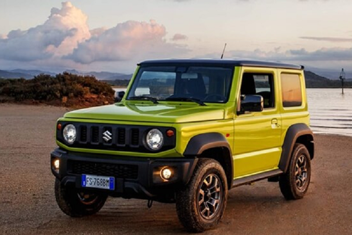 Ngoại hình của mẫu SUV nổi bật với thiết kế hình hộp vuông vắn, tương tự Mercedes-Benz G-Class. Các trang bị tiêu chuẩn đáng chú ý của Suzuki Jimny là đèn pha LED với dải đèn ngày LED, la-zăng hợp kim 15 inch màu bạc, điều hòa tự động, 2 túi khí và hệ thống cân bằng điện tử ESP.