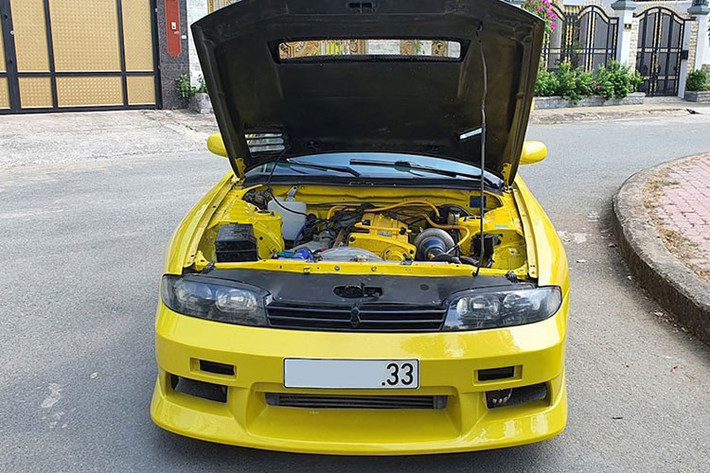 Chiếc xe thể thao Nissan Skyline R33 này chỉ thuộc phiên bản GTS-t, vì thế, xe chỉ được trang bị động cơ 6 xi-lanh thẳng hàng, dung tích 2.0 lít, tăng áp, mang mã RB20DET, sản sinh ra công suất tối đa 212 mã lực và mô-men xoắn cực đại 264 Nm.