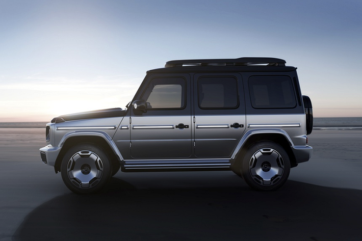 Thương hiệu Đức chọn cách tiếp cận này để đảm bảo khả năng vận hành off-road của EQG không thua kém bản chạy động cơ đốt trong. Mẫu xe SUV Mercedes-Benz EQG còn được trang bị hệ thống treo tay đòn kép cả phía trước và sau. Hệ thống pin đặt dưới sàn xe được bảo vệ bởi vỏ thép kết hợp lớp cường lực được làm từ hợp chất polymer pha sợi carbon.