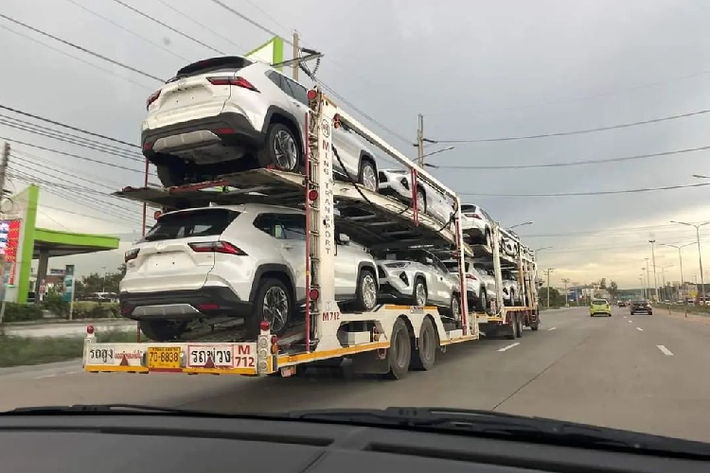 Toyota Yaris Cross 2023 mới mới ra mắt thị trường Đông Nam Á vào giữa tháng 5/2023. Đến giữa tháng 6 vừa qua, Toyota đã bắt đầu xuất xưởng và xuất khẩu những chiếc Yaris Cross đầu tiên tại nhà máy ở Indonesia. Đến nay, những chiếc Toyota Yaris Cross 2023 dành cho thị trường xuất khẩu khi bị bắt gặp đang được vận chuyển trên đường.