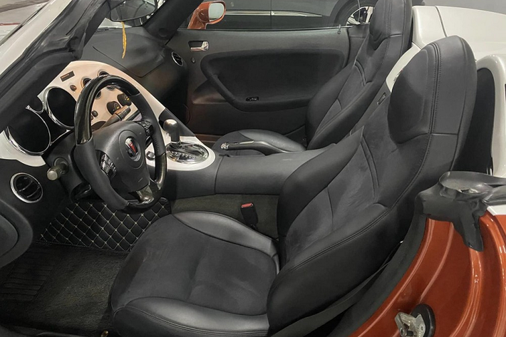 Pontiac Solstice sử dụng mui mềm, có thời gian đóng hoặc mở trong vòng hơn 20 giây. Chiếc Pontiac Solstice trong bài viết này có ngoại thất 2 màu là cam cánh gián và trắng sữa, rất đẹp mắt.