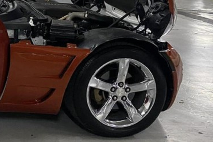 Đằng sau xe Pontiac Solstice có cụm đèn hậu to bản, phần nắp khoang chứa mui xe cò trụ gờ nổi, chính là đặc sản không thể thiếu cho các dòng xe không mui sau này như McLaren Elva mà Minh "Nhựa" đang chờ bàn giao hay Ferrari Monza SP. Pontiac Solstice còn có cánh lưới gió nhỏ, đèn lùi dạng tròn cổ điển và sau cùng là ống xả đơn.