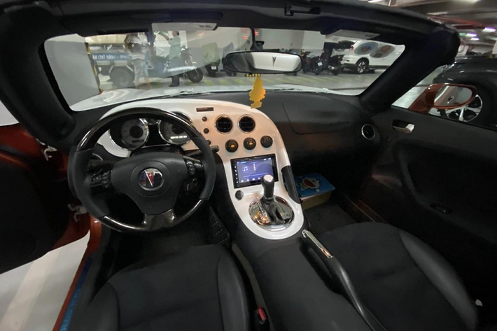 Xe có thiết kế đèn pha và đèn sương mù to bản, nhìn khá hài hước, chưa hết, các xe Pontiac Solstice đều được trang bị ống xả đơn cỡ lớn, chẳng khác gì 1 nòng pháo, sẵn sàng đáp trả các mẫu xe thể thao khác trên đường.