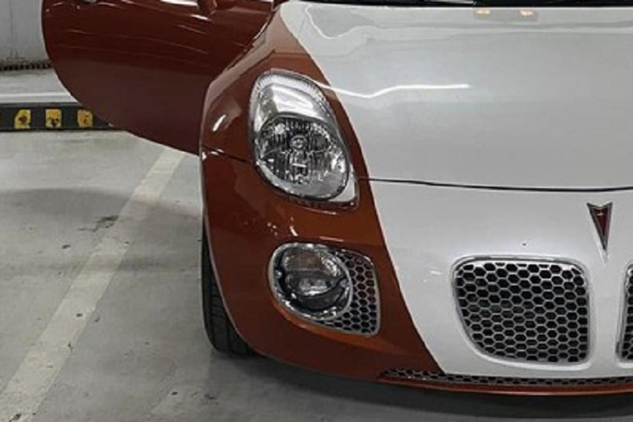 Mặt tiền xe Pontiac Solstice có lưới tản nhiệt đôi cỡ lớn, đặt sát với cản va trước, thiết kế giống như 2 quả thận, kết hợp cùng 2 bên là đèn sương mù dạng tròn, đặt vào trong hốc gió 2 bên, có gằn thêm lưới tản nhiệt bằng inox. Tiếp đến, xe sử dụng đèn pha tròn cổ điển, nhưng phần đôi mắt được vát lên cao, nhìn khá thú vị. Sau cùng là logo của hãng xe Pontiac.