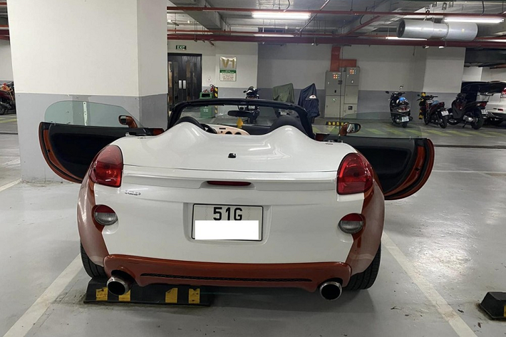 Từ bảng đồng hồ kéo dài ra màn hình và xuống cần số của xe được ốp nhựa màu trắng tạo điểm nhấn.Về khả năng vận hành, Pontiac Solstice được trang bị động cơ 4 xi-lanh, dung tích 2.4 lít, sản sinh công suất tối đa 177 mã lực và mô-men xoắn cực đại 225Nm. Xe được trang bị hộp số tay 5 cấp, hệ thống phanh đĩa ở 4 bánh và hệ thống treo độc lập (SLA) trước và sau...