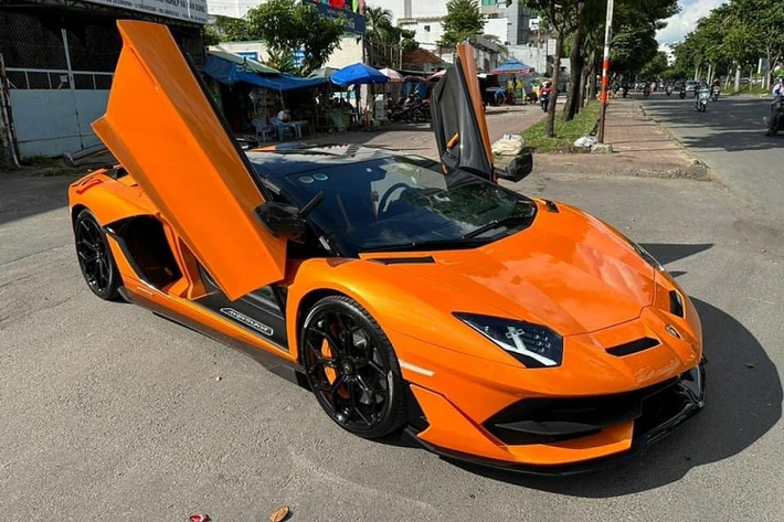 Lamborghini Aventador SVJ Roadster mui trần là 1 trong những chiếc siêu xe đẹp, cá tính và đắt đỏ nhất của thương hiệu "siêu bò", thậm chí, có không ít khách hàng phàn nàn rằng với số lượng 800 siêu xe mui trần Lamborghini Aventador SVJ LP770-4 Roadster được sản xuất trên toàn cầu là quá ít, hy vọng hãng xe Ý có thể nâng số lượng nhiều hơn, nhưng có vẻ như hãng đã không đáp ứng yêu cầu này.