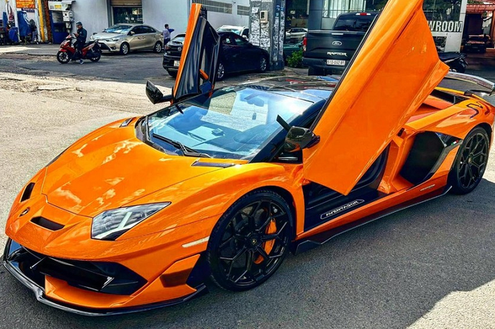 Chính vì độ hiếm có và săn lùng của các tay chơi xe trên thế giới, việc có đến hai chiếc siêu xe Lamborghini Aventador SVJ LP770-4 Roadster được nhập khẩu không chính hãng về dải đất hình chữ S đã thu hút sự chú ý của giới mê xe. Hiện tại, chỉ có 1 chiếc Lamborghini Aventador SVJ LP770-4 Roadster mang ngoại thất màu cam bóng là hay xuất hiện trên đường phố, trong khi xe còn lại, là chiếc đầu tiên về nước, lại rất kín tiếng.
