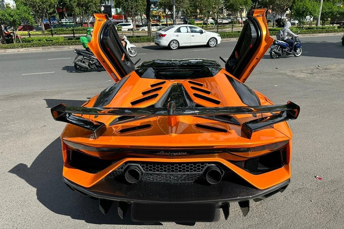 Cũng từ đây, giá bán Lamborghini Aventador SVJ LP770-4 Roadster mới lộ diện, lên đến 30 tỷ đồng, 1 mức giá chỉ dành cho các đại gia chịu chơi, chịu chi và cực kỳ đam mê. Nhưng rao bán gần 1 năm, chiếc Lamborghini Aventador SVJ LP770-4 Roadster này vẫn không có khách hàng mua, vì thế, showroom ở Hà Nội đã cho xe quay đầu vào Sài thành, bán lại cho 1 ông chủ có garage sửa siêu xe ở quận Bình Thạnh.