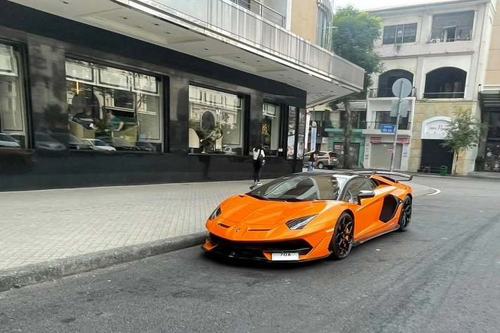 Nhưng với mức giá từ 24 tỷ đồng, rất có thể chiếc xe Lamborghini Aventador SVJ LP770-4 Roadster sẽ sớm tìm thấy người mua, tất nhiên, giá cả vẫn còn có thể thương lượng. Điểm nổi bật trên siêu xe Lamborghini Aventador SVJ Roadster chính là phần nóc xe được chia thành 2 mui cứng bằng carbon, có thể tháo lắp dễ dàng bằng tay. Để mở mui, chủ nhân chỉ cần bật lẫy được gắn sau đầu các ghế ngồi.