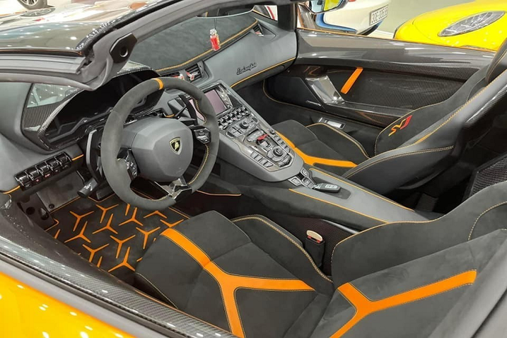 Sau 10 ngày vào Sài thành, sửa soạn đẹp đẽ, chiếc siêu xe Lamborghini Aventador SVJ LP770-4 Roadster đã được chào bán công khai, theo đó, mức giá mà đơn vị vừa mua lại chiếc Lamborghini Aventador SVJ mui trần này chỉ còn 24 tỷ đồng, tức đã hạ 6 tỷ đồng so với showroom ở Hà Nội chào bán vào năm ngoái, cần nhớ rằng, 24 tỷ đồng đã bao gồm tiền lời của người bán.