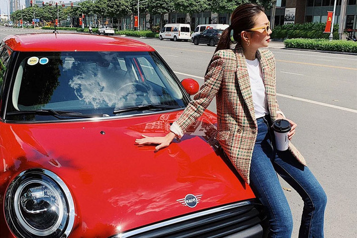 Ngoài 3 thương hiệu xe sang Đức là Porsche, Mercedes-Benz và Audi đã từng "qua tay" Thanh Hằng, cô nàng siêu mẫu này còn từng sở hữu một chiếc MINI One màu đỏ. Chiếc MINI của Thanh Hằng được cô mua vào năm 2019 với biển số lặp tương đối đẹp là 920.92. Ở thời điểm mua, ước tính chiếc xe có giá lăn bánh lên tới 1,7 tỷ đồng.