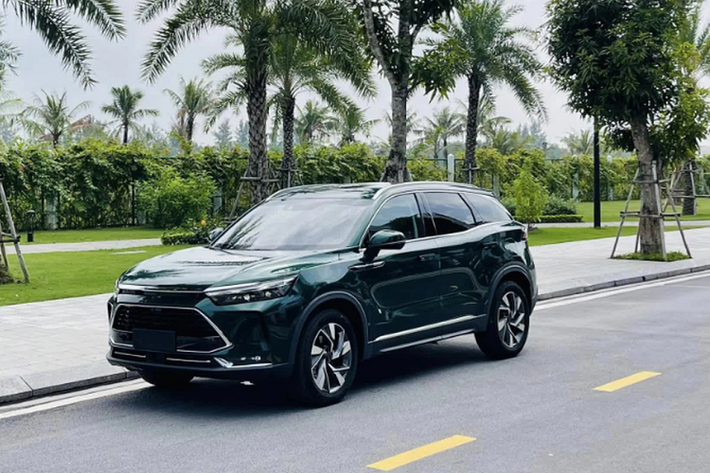 Với mức giá thành thấp hơn hẳn các đối thủ cùng phân khúc, ngoại hình đẹp, trang bị hiện đại, mẫu xe này nhanh chóng được người tiêu dùng đón nhận. Thậm chí, có những thời điểm mẫu SUV Trung Quốc này còn rơi vào tình trạng “cháy hàng” do cầu vượt cung. Trên phiên bản mới nhất, Beijing X7 được tinh chỉnh lưới tản nhiệt, mâm màu xám khói và màn hình trung tâm sử dụng hệ điều hành HarmonyOS của Huawei.