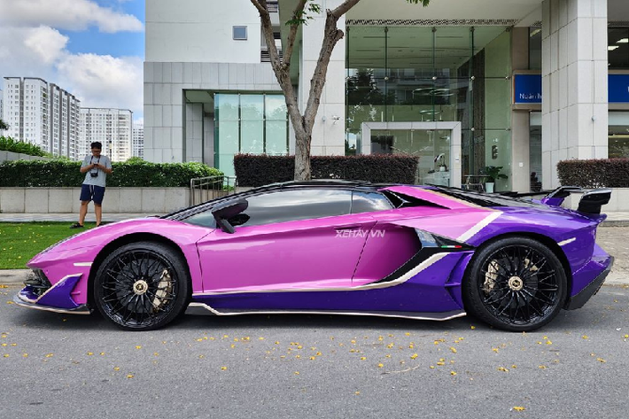 Điểm khác biệt lớn nhất giữa bản Roadster và bản Coupe là bản Roadster sở hữu mui xe bằng carbon, nặng khoảng 5,9 kg và có thể được tháo lắp bằng tay, cất gọn ở phần cốp phía trước. Phần đầu xe có thiết kế hầm hố, trong đó chi tiết nổi bật nhất là cụm đèn pha góc cạnh, có đồ họa hình xương cá và sử dụng công nghệ LED tiên tiến.