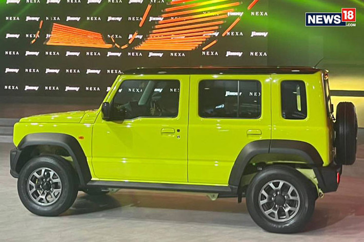 Nếu ghế sau gập xuống, thể tích khoang hành lý tăng lên 332 lít. Trong khi đó, những trang bị an toàn dành cho Suzuki Jimny 5 cửa gồm có 6 túi khí, hệ thống chống bó cứng phanh ABS, phân bổ lực phanh điện tử EBD, trợ lực phanh BA, hỗ trợ xuống dốc, hỗ trợ khởi hành ngang dốc và camera lùi.