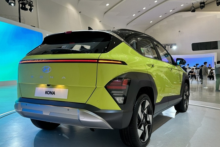 Theo Hyundai, ngay cả khi ghế trước không dịch lên trên, hành khách cao 1,8 m vẫn ngồi thoải mái ở ghế sau nhờ không gian để chân phía sau rộng hơn 77 mm. Trong khi đó, thể tích khoang hành lý tăng 30% so với thế hệ cũ, đạt tối đa 723 lít nếu gập hàng ghế sau.