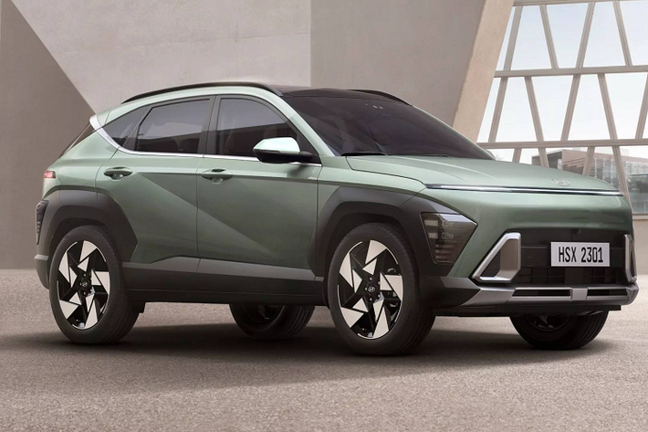 Hyundai cũng cung cấp cho Kona 2024 gói trang bị ngoại thất N Line theo phong cách thể thao, khiến chiếc xe thêm phần trẻ trung năng động hơn. Bản này sẽ trang bị sẵn mâm xe kích thước 19 inch - được cho là lớn nhất phân khúc SUV hạng B hiện nay. Cản trước, cản sau, lưới tản nhiệt, bộ khuếch tán gió... đều có nét khác biệt so với bản thường.