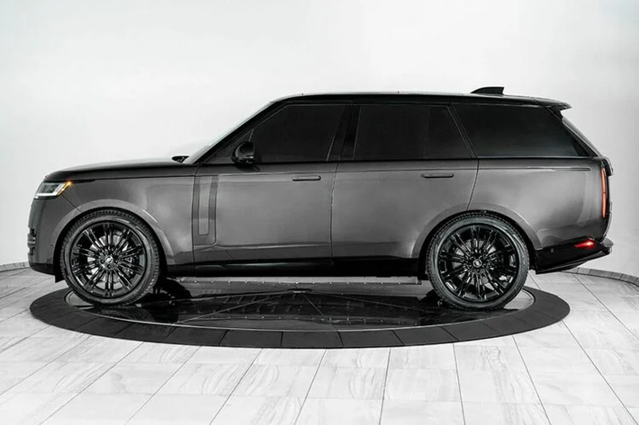 Theo như công bố, chiếc xe Range Rover 2023 chống đạn nhận được chứng nhận ở cấp độ CEN 1063 BR6 để có thể bảo vệ người ngồi trong xe khỏi đạn từ súng trường tấn công 7,62 mm. Nó cũng có thể chịu được hai quả lựu đạn cầm tay DB51 được kích nổ đồng thời từ bên dưới gầm xe.