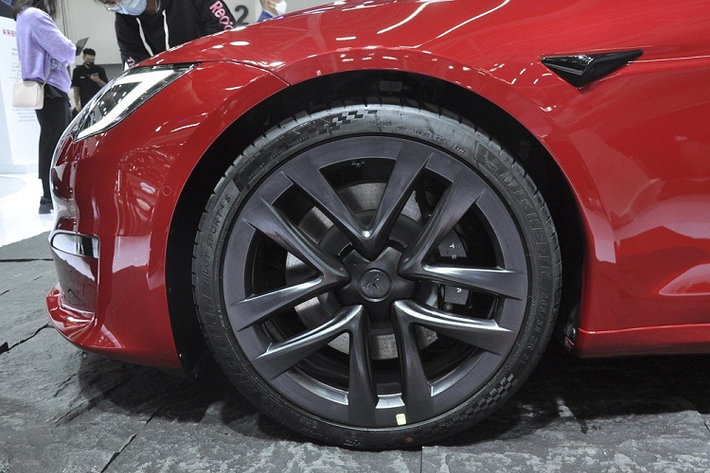 Trong khi đó, Tesla Model S Plaid 2023 được trang bị 3 mô-tơ điện với tổng công suất 1.019 mã lực, tăng 235 mã lực. Thời gian tăng tốc từ 0-100 km/h giảm 0,4 giây xuống còn 2,1 giây trong khi vận tốc tối đa đạt 322 km/h.