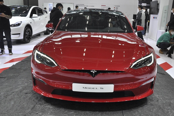 Ở khu vực đầu xe, Tesla Model S 2023 được trang bị cụm đèn pha LED vuốt về phía sau và bao quanh bằng dải đèn LED định vị ban ngày. Ở giữa 2 đèn pha là nẹp màu đen bóng, tích hợp logo mạ crôm của hãng Tesla. Trên cản trước, Tesla Model S 2023 đi kèm hốc gió trung tâm hình thang, đèn sương mù nằm ngang và khe gió ở hai góc. Thêm vào đó là cánh lướt gió trước giúp tăng tính khí động lực học cho xe.