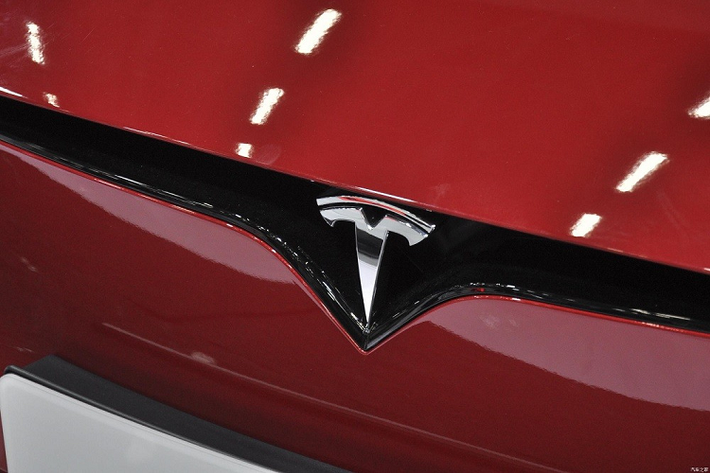 Đương nhiên, Tesla Model S 2023 cũng không thể thiếu camera 360 độ và hệ thống hỗ trợ lái bán tự động Autopilot. Hệ thống này cho phép xe hỗ trợ đánh lái, tăng tốc và phanh tự động.