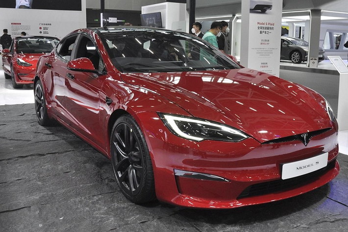 Tesla đã chính thức tung ra phiên bản nâng cấp của dòng ôtô điện hạng sang Model S. Đến nay, Tesla Model S 2023 mới đã được đưa đến Trung Quốc để trưng bày và giới thiệu với khách hàng. Như thông tin đã đưa trước đó, Tesla Model S 2023 không thay đổi nhiều về thiết kế so với phiên bản cũ. Mặc dù đã ra mắt từ cách đây cả một thập kỷ nhưng mẫu ôtô điện này trông vẫn hợp thời và không bị lạc hậu.