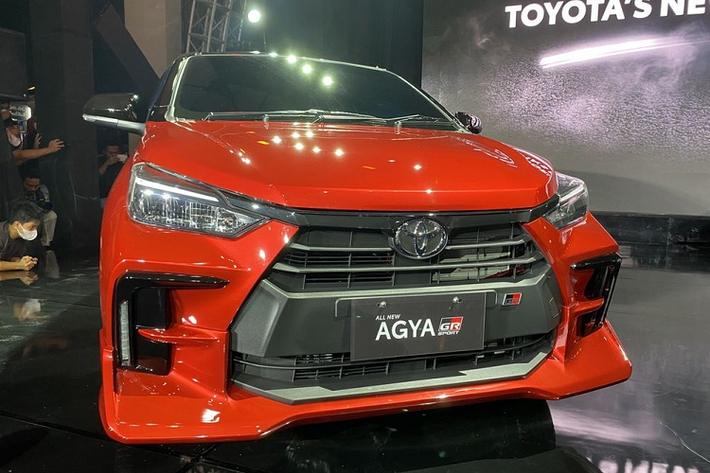 Bên sườn, Toyota Wigo 2023 được trang bị đường dập gân mới, kéo dài từ chắn bùn trước đến tận đèn hậu. Bên cạnh đó là tay nắm cửa và vành la-zăng đa chấu mới. Đằng sau Toyota Wigo 2023 xuất hiện nhiều trang bị mới như đèn hậu, cửa cốp và cản sau. Trên cản sau của xe không còn đèn phản quang nằm ngang như trước.