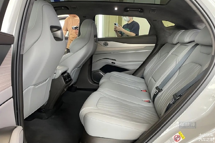 Về ngoại hình, Denza N7 áp dụng thiết kế π-MOTION, đại diện cho tính tuần hoàn và khả năng vô hạn, cung cấp hai kiểu mặt trước cho người tiêu dùng lựa chọn. Được định vị là một chiếc SUV cỡ trung nên kích thước của xe lần lượt là 4860/1935/1602mm, chiều dài cơ sở 2940mm.