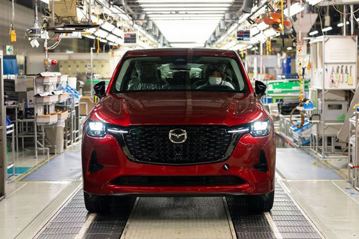 CX-60 là mẫu xe thuộc dòng sản phẩm Large Product mới của hãng Mazda, cùng với CX-70, CX-80 và CX-90. Trong đó, Mazda CX-60 và CX-80 dành cho những thị trường như Nhật Bản, Úc, châu Âu, châu Á. Riêng Mazda CX-90 và CX-70 chủ yếu dành cho thị trường Bắc Mỹ.