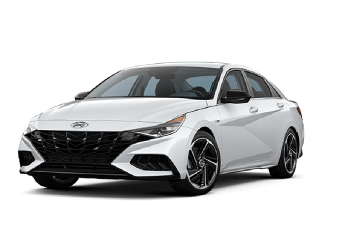 Bộ vành này có thiết kế đa chấu thể thao hơn trước. Đằng sau, Hyundai Elantra 2024 vẫn dùng cụm đèn hậu nằm vắt ngang đuôi xe như cũ. Hãng Hyundai chỉ bổ sung cản sau được bao quanh bằng nẹp màu bạc và bộ khuếch tán gió mới cho xe. Đèn phản quang của xe cũng được thay đổi lên vị trí cao hơn trên cản sau.