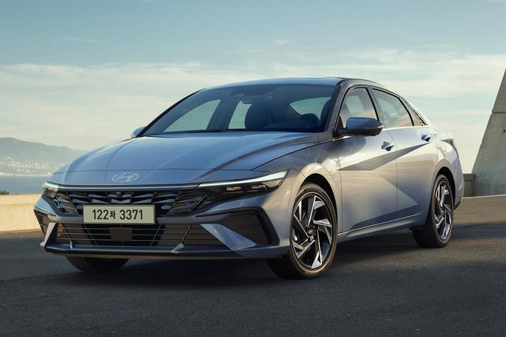 Theo kế hoạch, trong tháng 3 năm nay, hãng Hyundai sẽ tung ra phiên bản nâng cấp nhẹ của dòng sedan cỡ C Elantra tại thị trường Hàn Quốc. Ở thị trường này, xe được biết đến với cái tên riêng là Hyundai Avante. Trước thời điểm xe ra mắt, hãng đã bất ngờ công bố những hình ảnh chính thức đầu tiên của Hyundai Elantra 2024 mới.