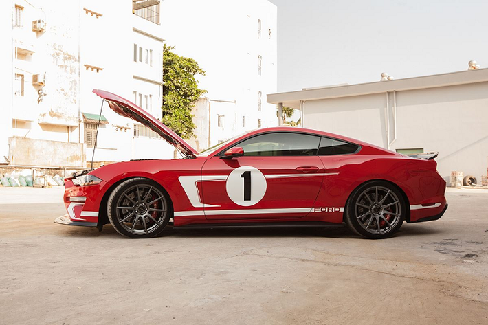Người sở hữu cũng rất kín tiếng nên số lần xe độ Hennessey Heritage Edition Mustang lăn bánh cũng chỉ đếm trên đầu ngón tay. Sau nửa năm thông tin về việc ông Đặng Lê Nguyên Vũ tậu xe Hennessey Heritage Edition Mustang đầu tiên về Việt Nam được chia sẻ, chiếc Ford Mustang độ khủng này mới chịu lộ mặt.