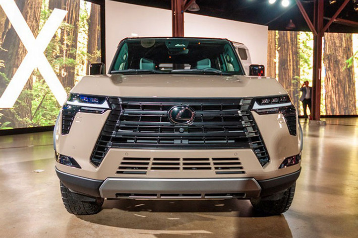 Lexus GX 2024 mang dáng dấp vuông vức, góc cạnh và có phần nam tính hơn. Tuy nhiên, một số chi tiết trên xe vẫn mang thiết kế đặc trưng của thương hiệu Lexus. Điển hình như lưới tản nhiệt hình con suốt cỡ lớn, dải đèn LED định vị ban ngày hình chữ "L". Nắp ca-pô được thiết kế phình to, cản trước sơn đồng màu thân xe tựa như một tấm ốp bảo vệ, đi kèm đèn sương mù LED.