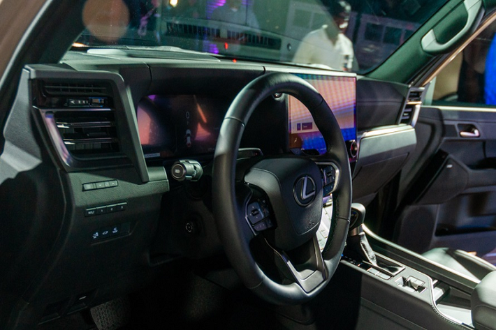 Bên trong cabin, Lexus GX 2024 có 2 cấu hình ghế, bao gồm 6 chỗ và 7 chỗ. Trong đó, bản 6 chỗ sẽ được trang bị 2 ghế thương gia ở giữa. Hàng ghế trước được trang bị các tính năng sưởi ấm/thông gió. Trong khi đó, sưởi hàng ghế sau là trang bị tùy chọn.